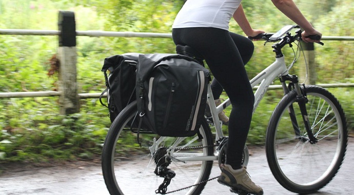 Водонепроницаемая велосумка с креплением на багажник к заднему колесу велосипеда